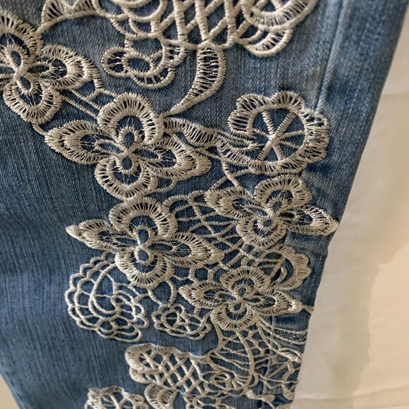 9th & Main Womens Jeans Embroidered Floral White Design, Size 16 - Picture 4 of 16